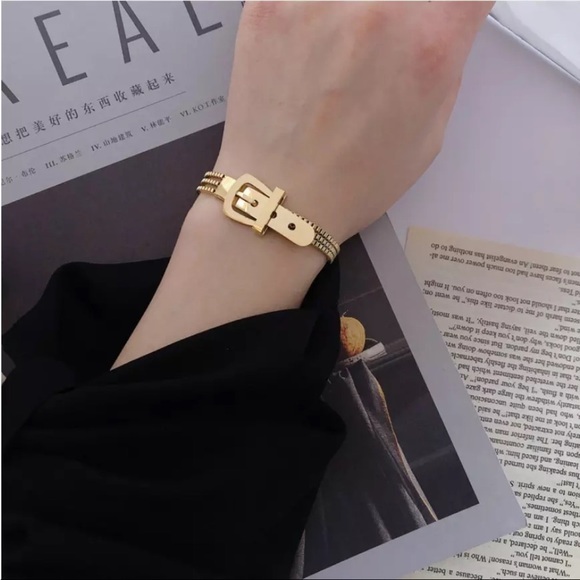 ✨NEW Gold Buckle Triple Chain Bracelet - Picture 9 of 10